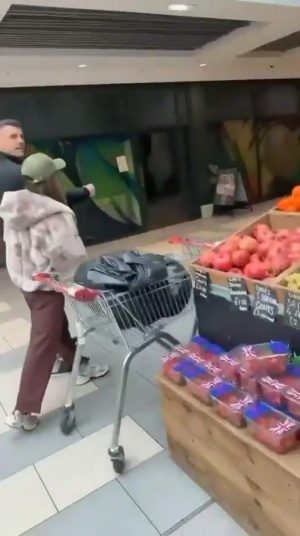 粉丝当街嘲讽扎卡伪造疫苗接种，队员本人情绪激动几欲上前理论