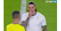 聊的啥？C罗与努涅斯交流，朝对方竖大拇指露出笑容