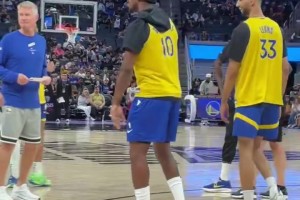 仍在康复！巴特勒今日也身着球衣亮相球队公开赛 但并未登场